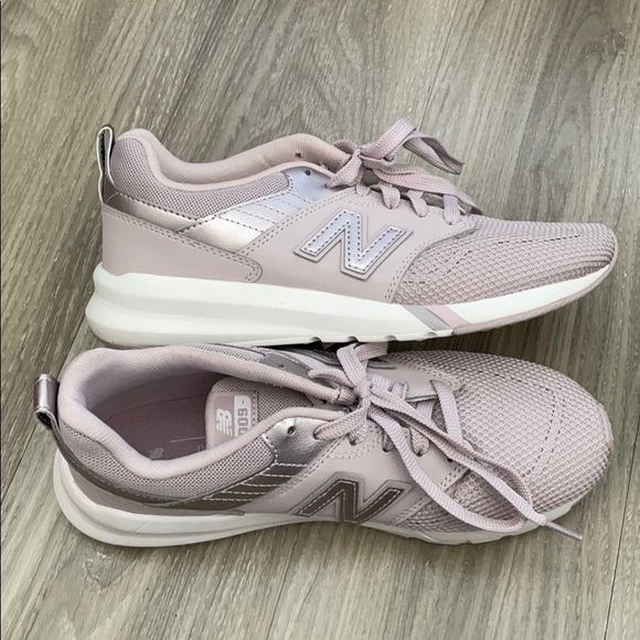 New Balance Sneakers - Like New - Travel Shoes!! - Picture 2 of 4